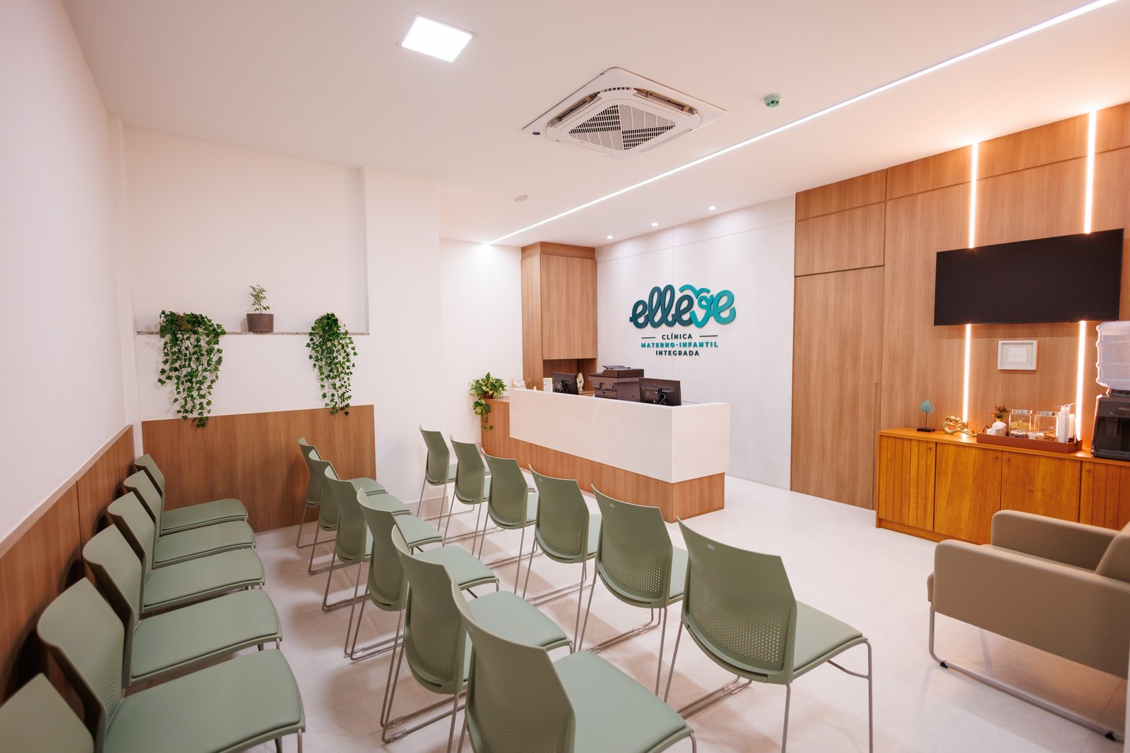 Sala de espera da Elleve com poltronas verdes